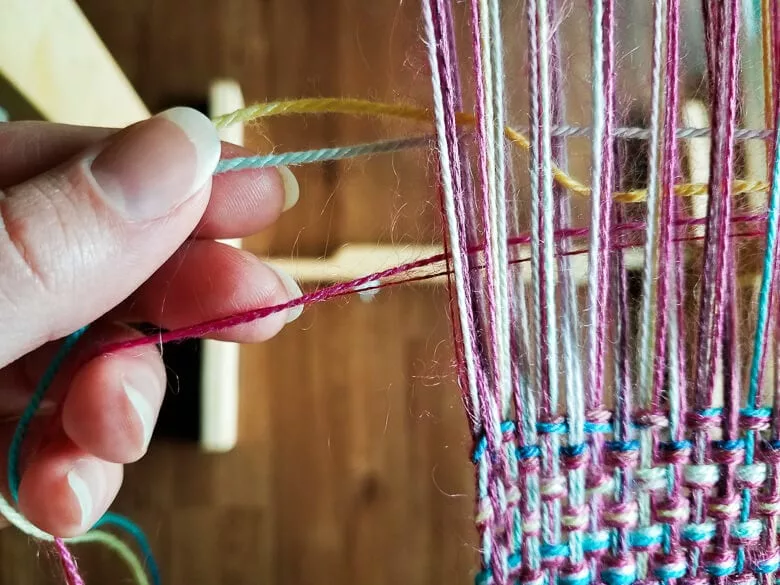 Uneven weft threads being re-tensioned