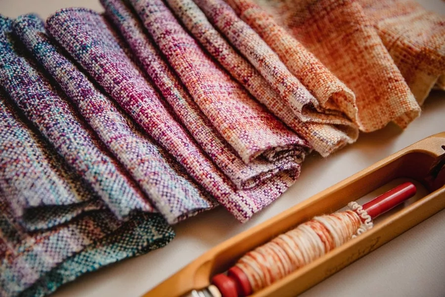 Handwoven scarf with end-feed shuttle