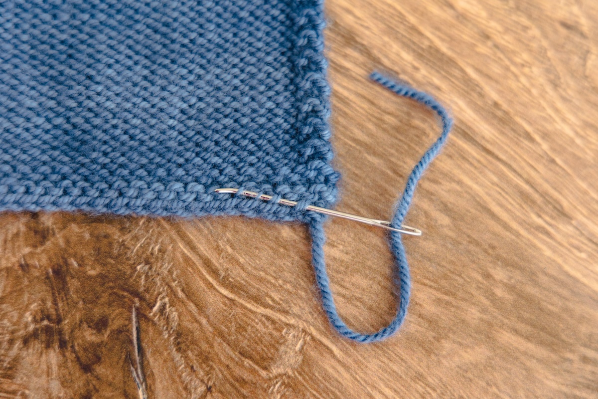 Using garter stitch or edges to hide ends