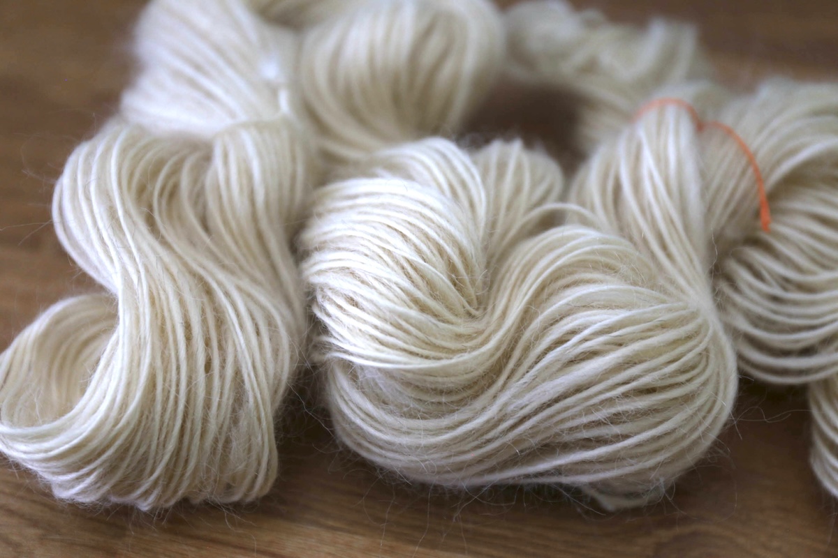 Handspun Icelandic singles, dual-coated wool