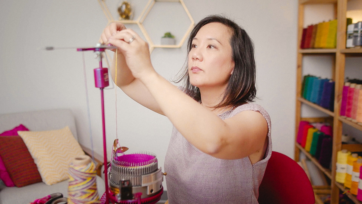 Cranking contrasting heels and toes with no cutting on a circular sock machine (CSM)
