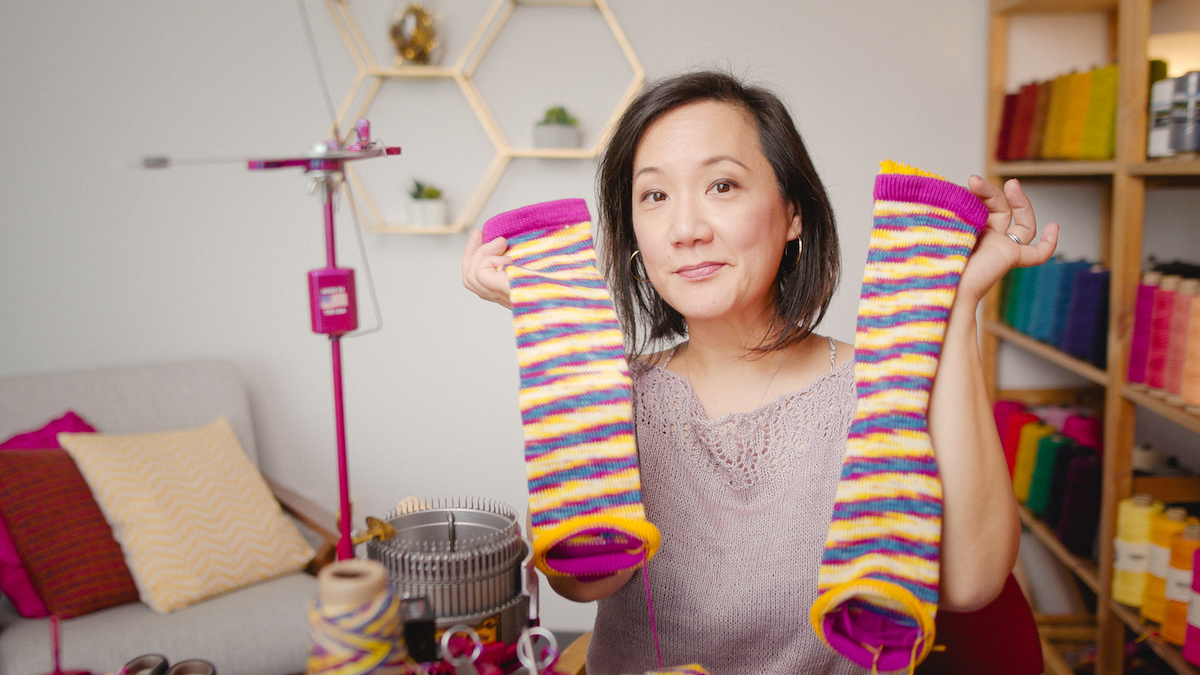 Cranking contrasting heels and toes with no cutting on a circular sock machine (CSM)