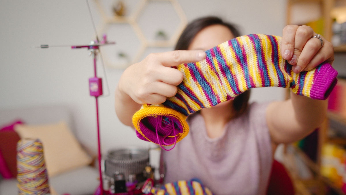 Cranking contrasting heels and toes with no cutting on a circular sock machine (CSM)