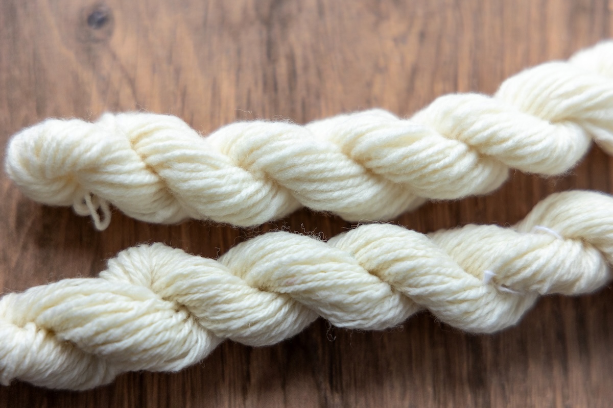 Woollen-spun yarn (top); worsted-spun yarn (bottom).