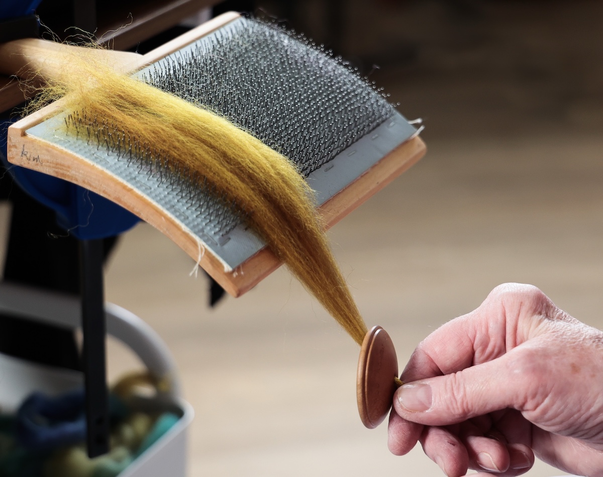 Dizzing fibre from a hand card
