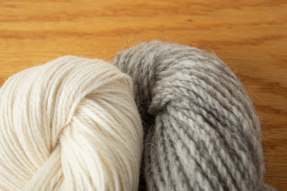 Worsted yarn on the left, woollen yarn on the left