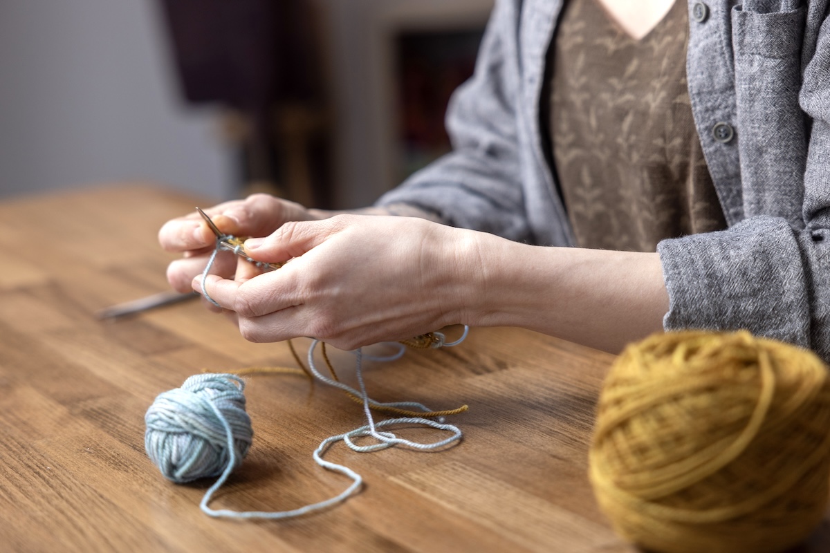 Andrea Rangel demonstrating the tubular cast on method