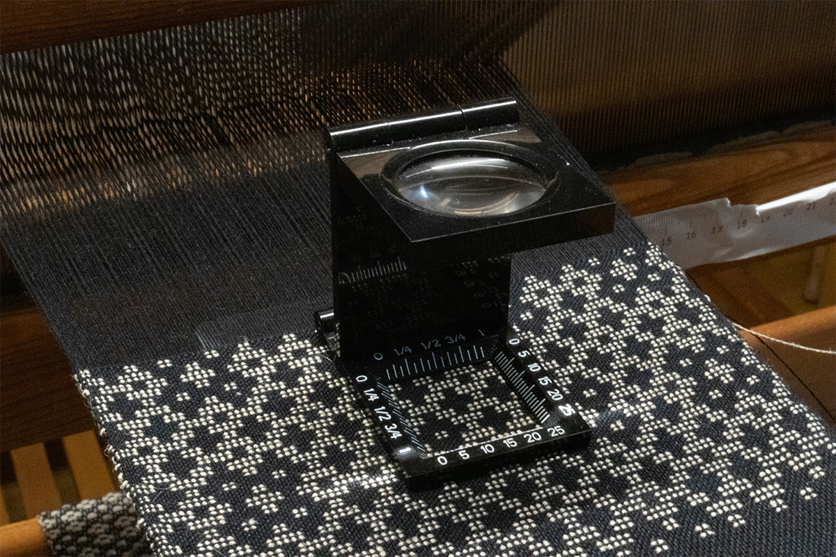 using a pick glass on the loom