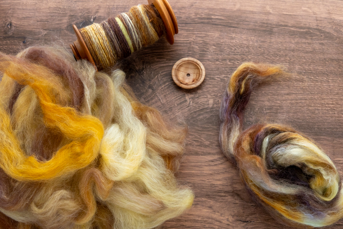 The fibre on the left has been dizzed, while the fibre on the right remains undizzed.