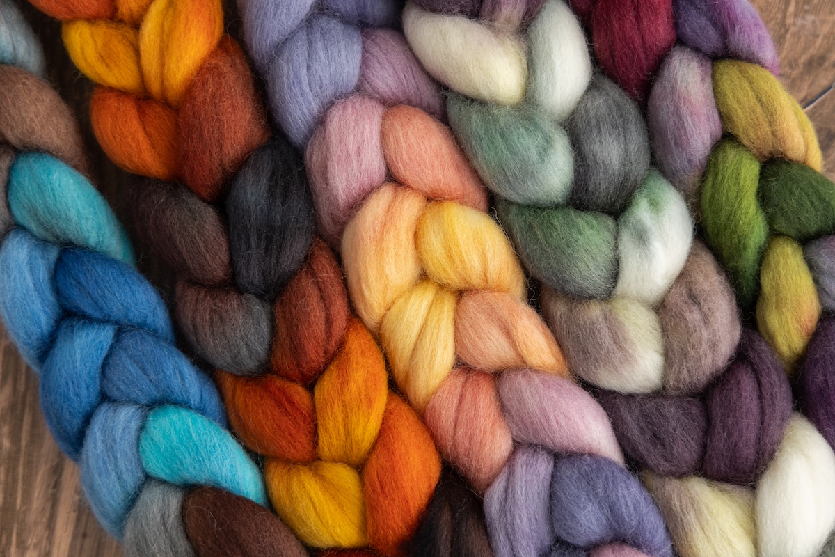 Hand-dyed spinning fibre braids