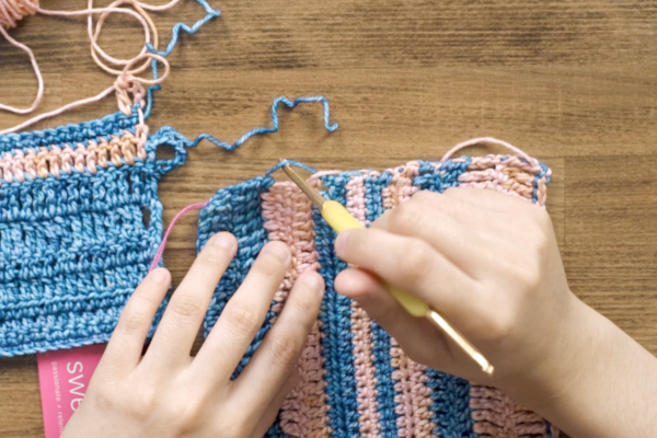 1-double crochet row colour change