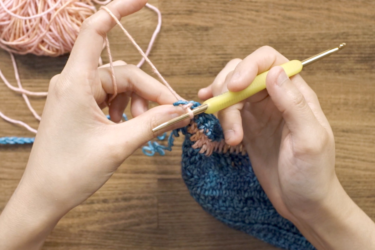 6-double crochet row colour change