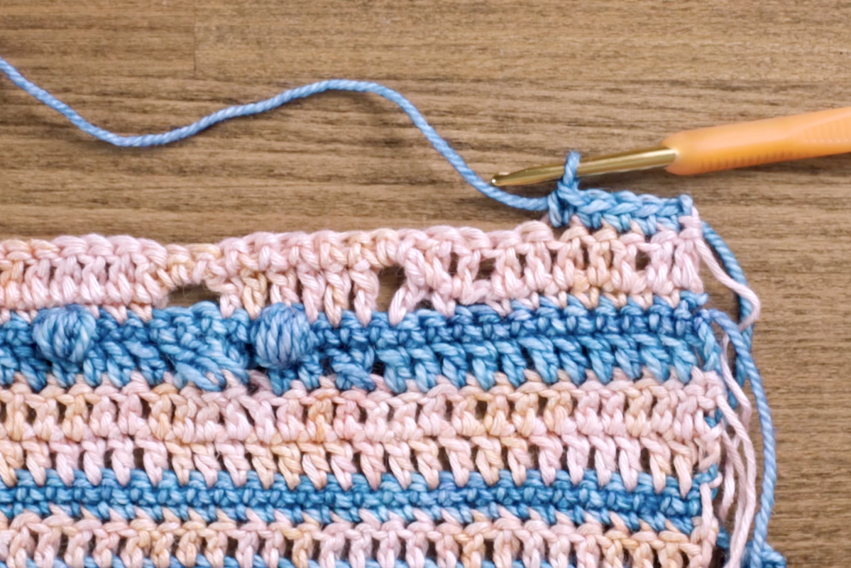 Charlotte begins with five single crochet stitches (SC5) to create a neat foundation away from the edges.
