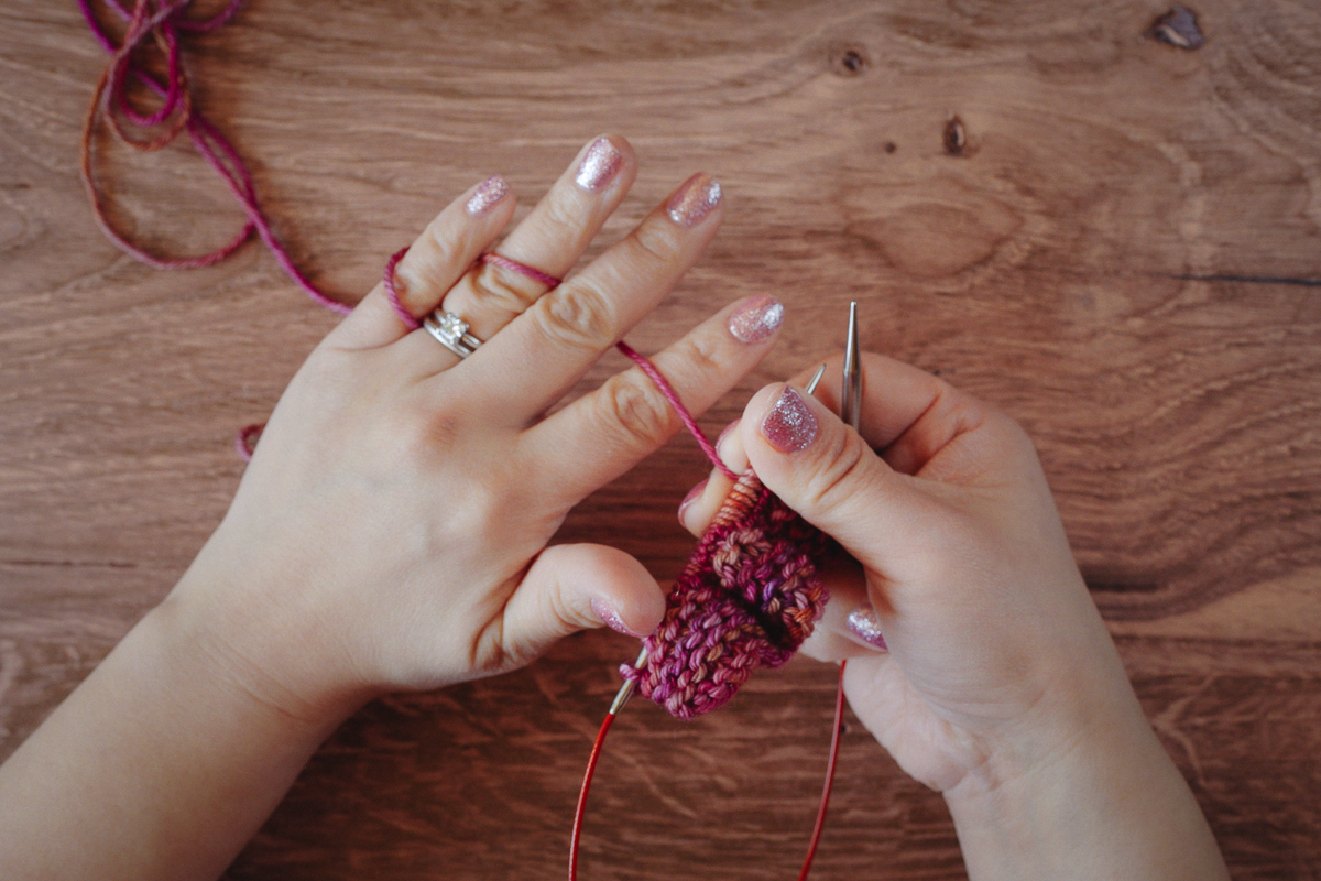Tensioning yarn in the left hand for continental knitting