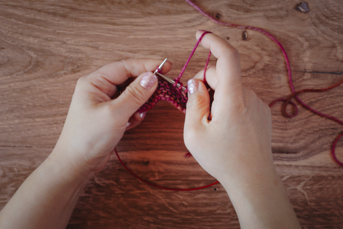Tensioning yarn in the right hand for English style knitting