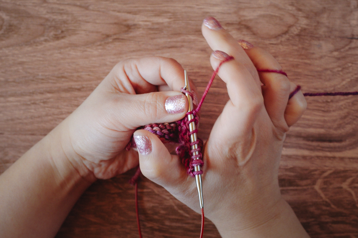 Lever knitting, tensioning the yarn in the right hand as I would for English style