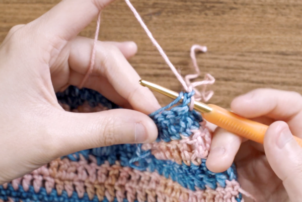5-hold old yarn with tension with project