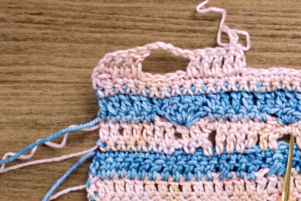 The yarn end is fully hidden in the single, double, and chain stitches!