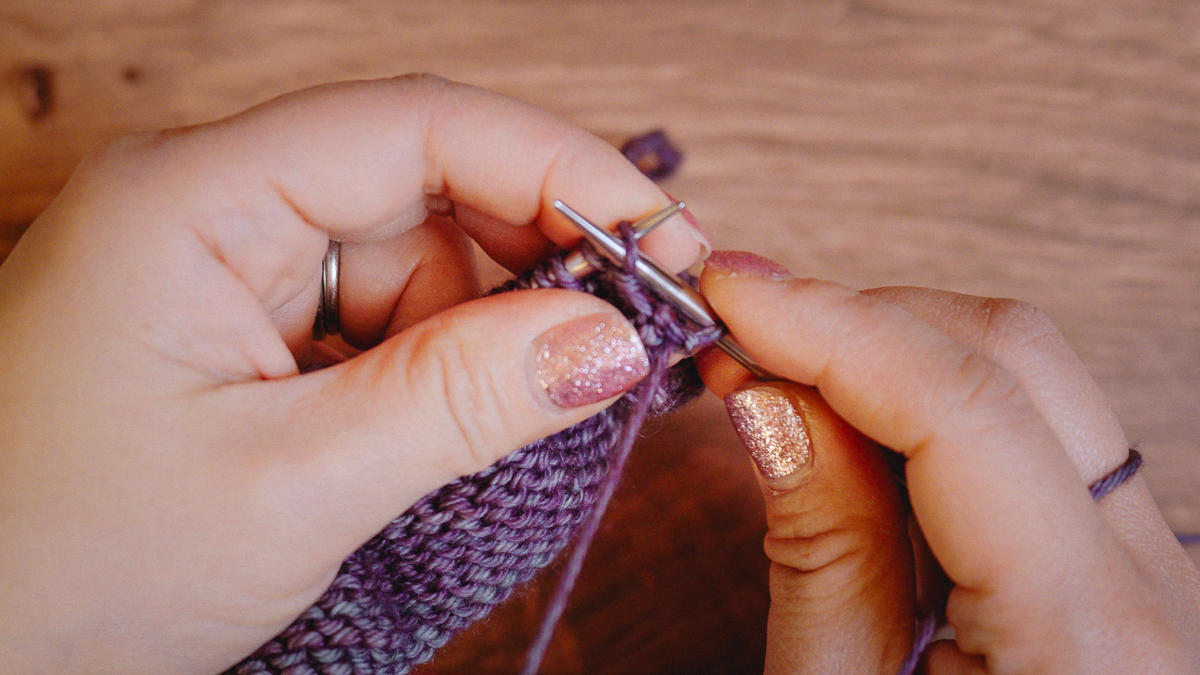 Portuguese style purl: With the working yarn held in front, enter the right needle purlwise.