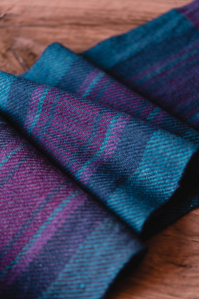 Weaving with a single weft colour to make an elegant striped scarf