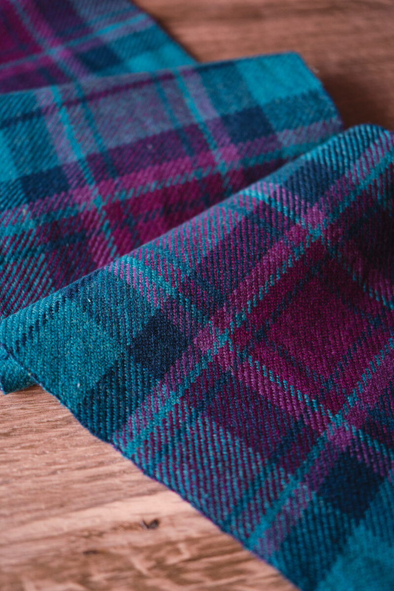 Weaving weft colours tromp as writ to make a tartan-style scarf