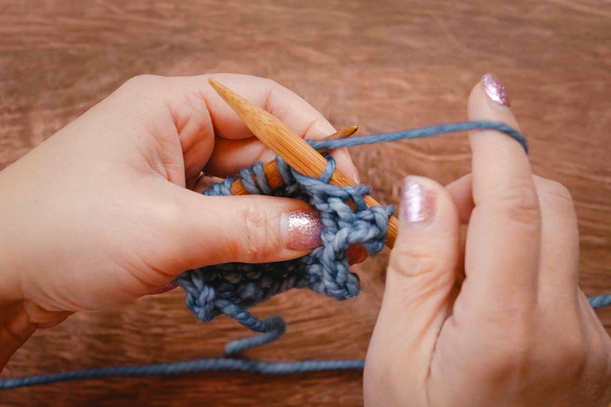 Eastern Stitch Mount, Eastern Purl Stitch (yarn wraps under the needle)