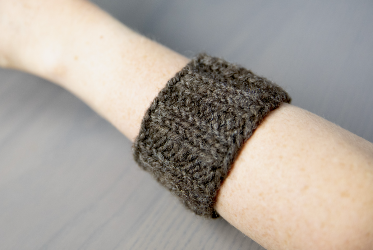 A simple 2x2 rib wrist distaff.