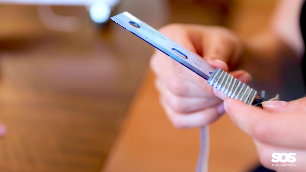 A close-up view of the wraps per inch.