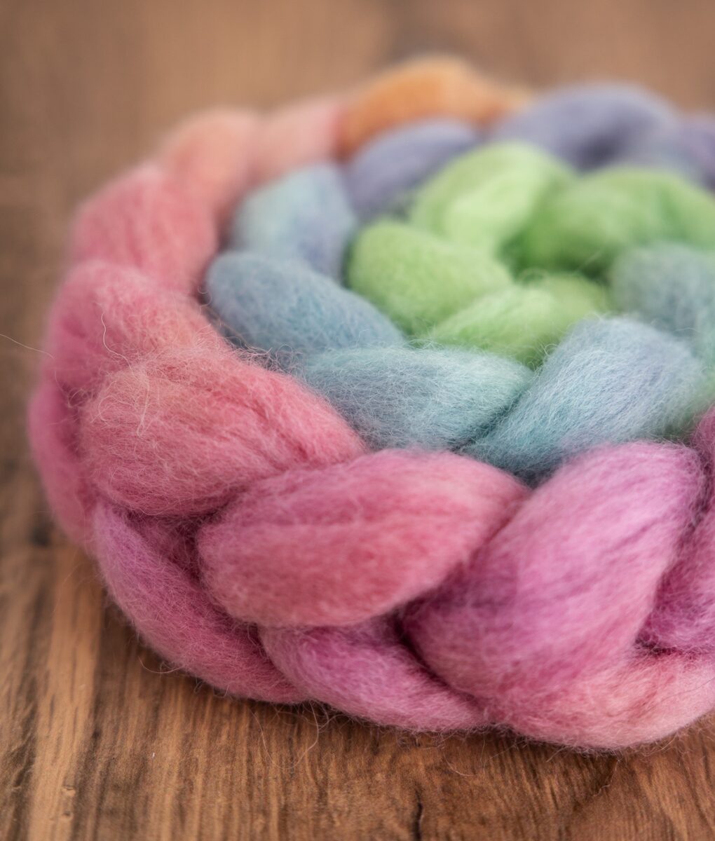 Hand dyed Finnish white wool — gradient spinning fibre