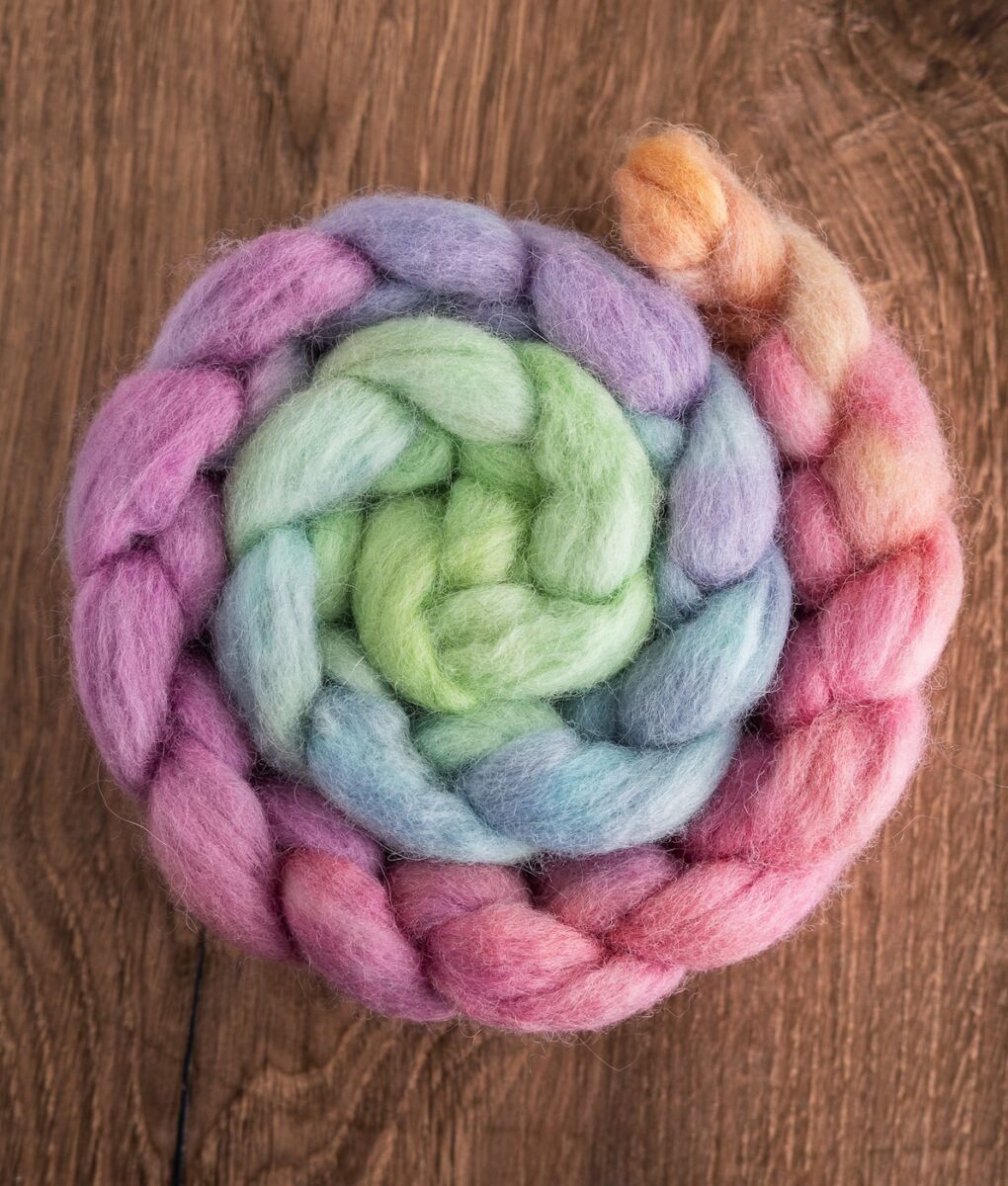 Hand dyed Finnish white wool — gradient spinning fibre