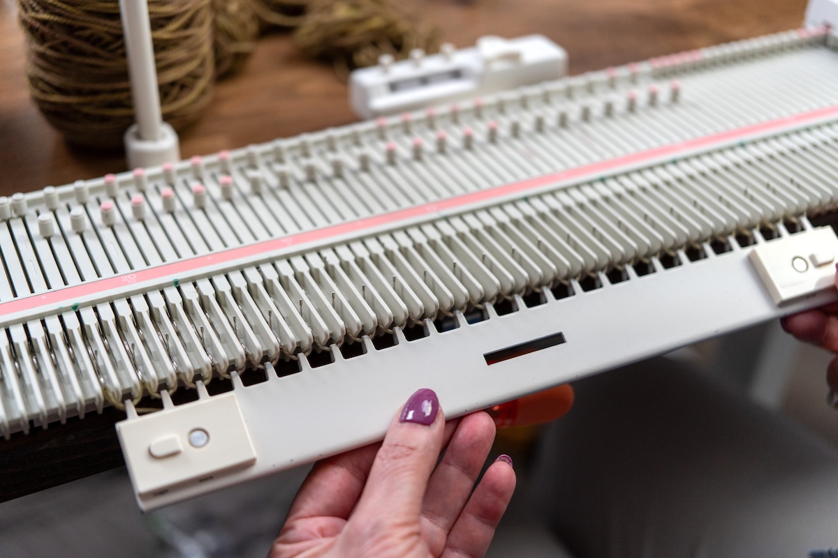 Knitting machine Cast on comb