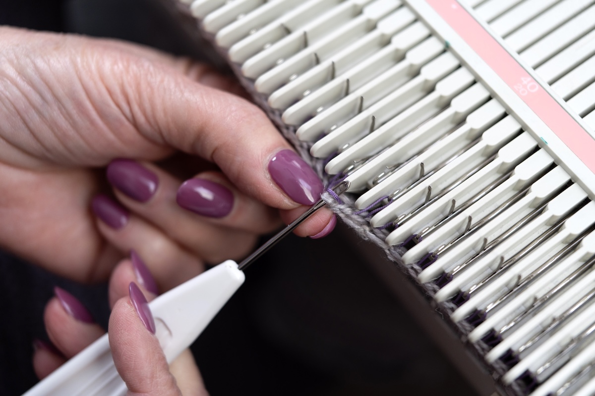 Knitting machine ravel cord on use 