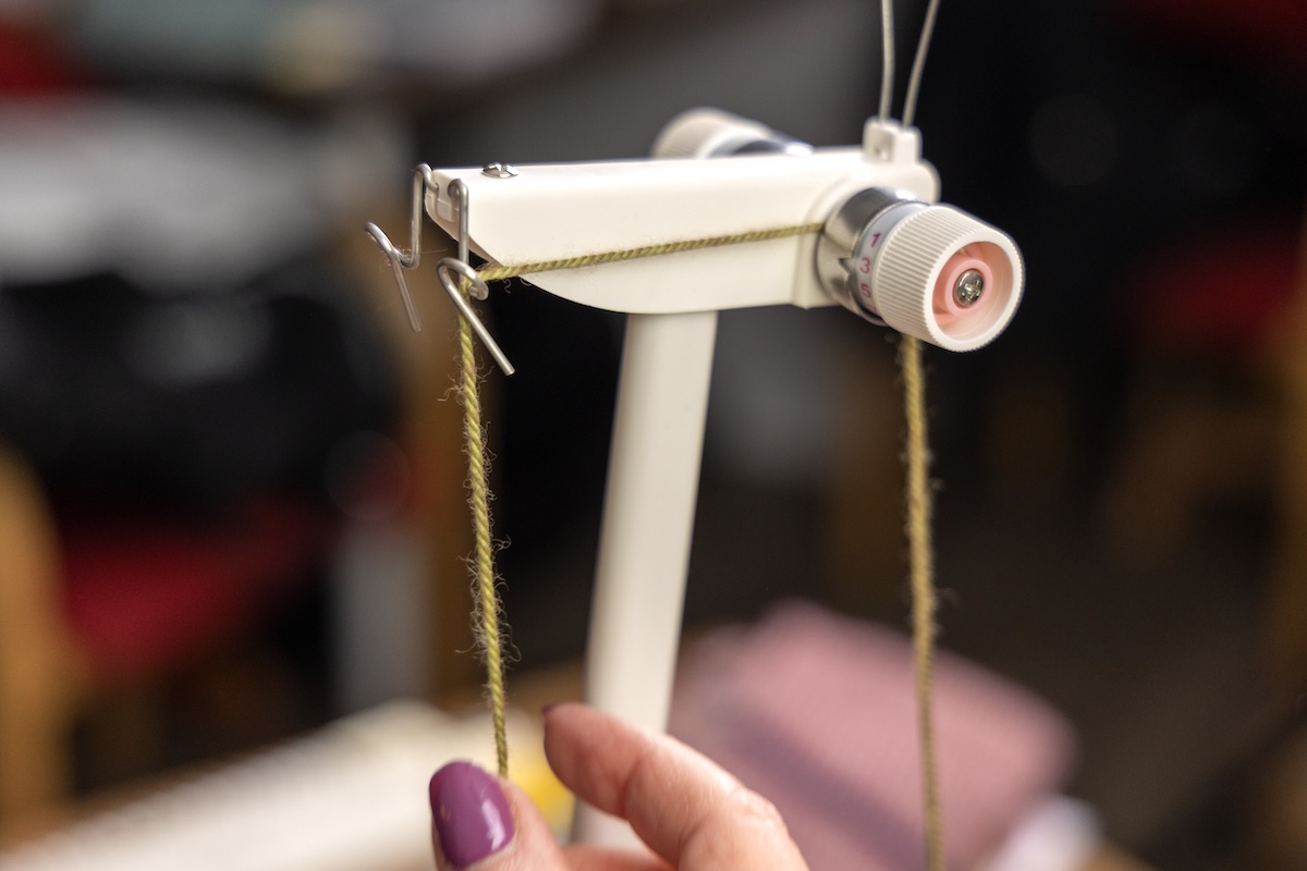 Knitting machine yarn mast 