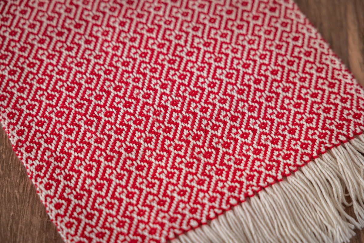 Wall of Troy runner in holiday red, 4-shaft version.
